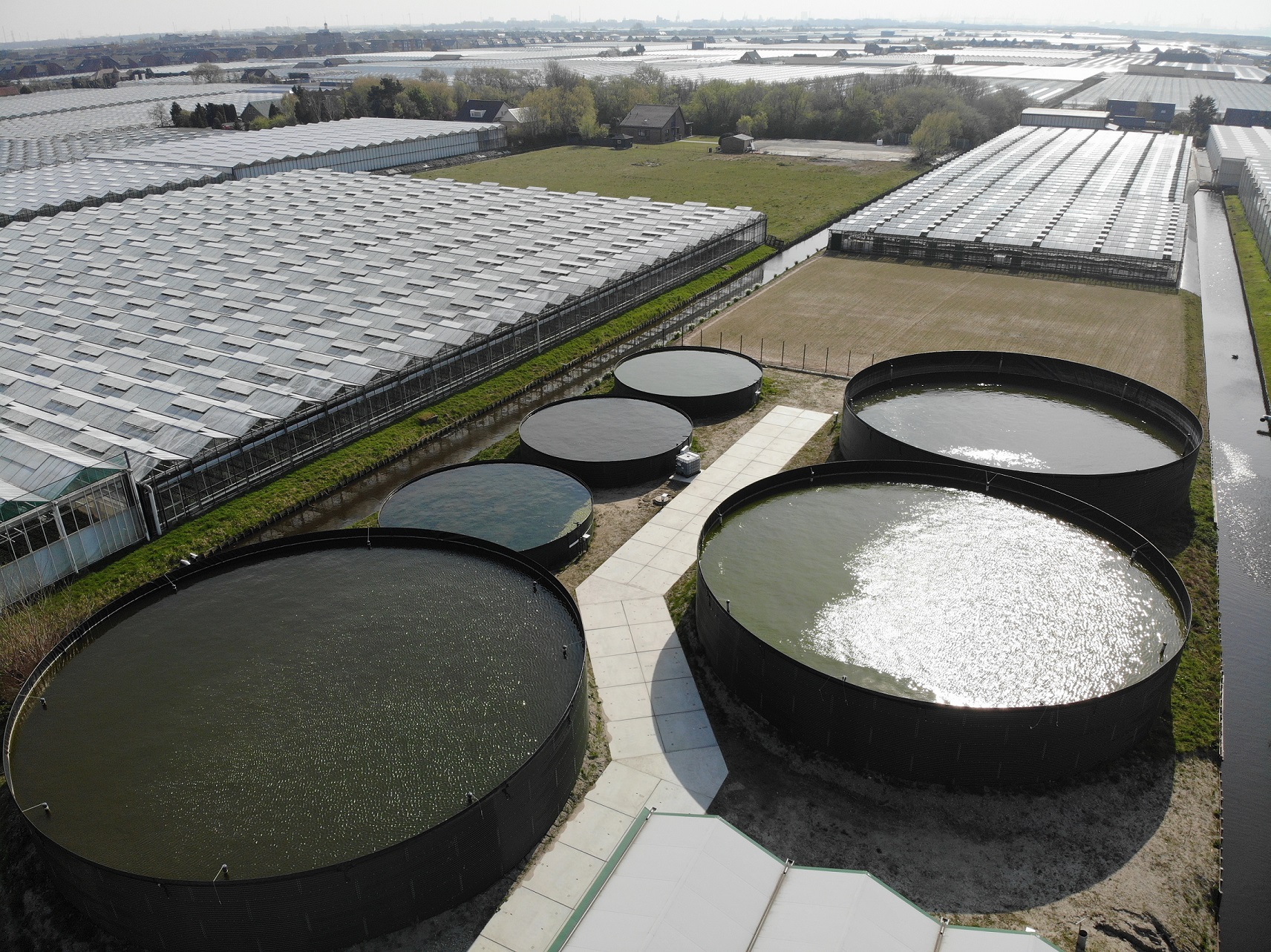 De opslag van water in diverse opslagtanks voor het zuiveren van water.